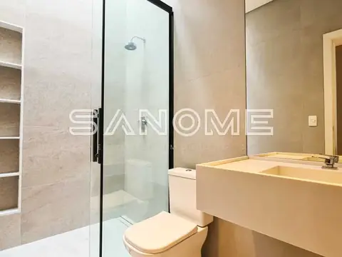 Banheiro com bancada, espelho e box com chuveiro
