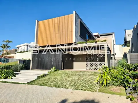 Casa moderna com fachada em madeira e garagem