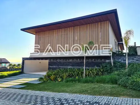 Casa moderna com fachada em madeira e garagem