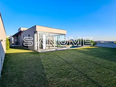 Casa moderna com fachada em tons neutros e gramado