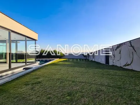 Área externa com gramado e fachada moderna