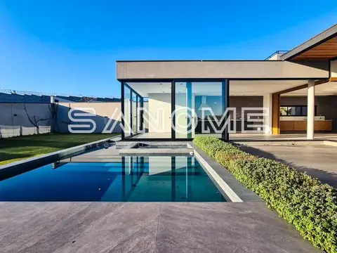 Casa moderna com piscina e área externa