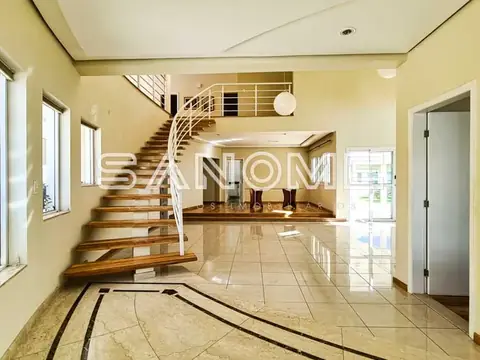 Sala ampla com escada caracol e piso em mármore