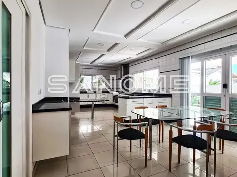 Cozinha e sala de jantar integradas com piso brilhante