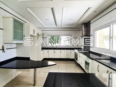 Cozinha planejada com bancada e piso em granito preto