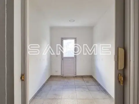 Corredor interno com piso cerâmico e porta
