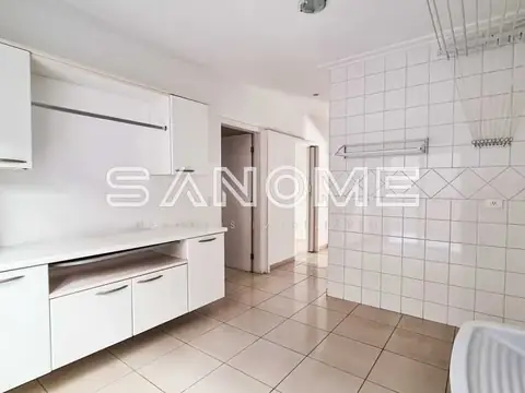 Cozinha com armários brancos e piso em cerâmica