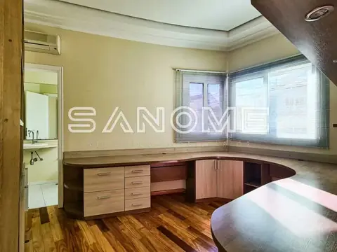 Quarto com escrivaninha integrada e janelas