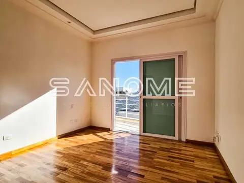 Sala com piso de madeira e acesso à varanda