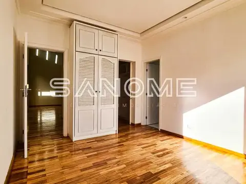 Quarto com guarda-roupa embutido e piso de madeira