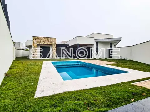 Área externa com piscina e gramado