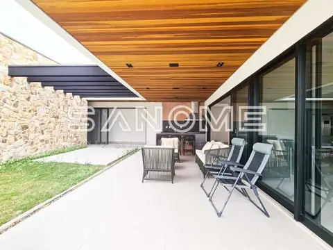 Terraço com espreguiçadeiras e parede de pedra