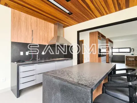 Cozinha planejada com bancada e sala integrada