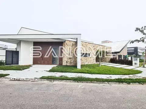 Fachada de casa moderna com garagem e área verde