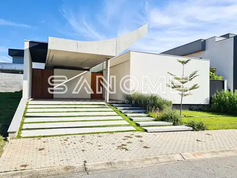 Casa moderna com fachada branca e entrada em rampa