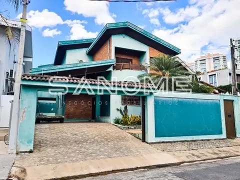 Casa com fachada em azul e garagem