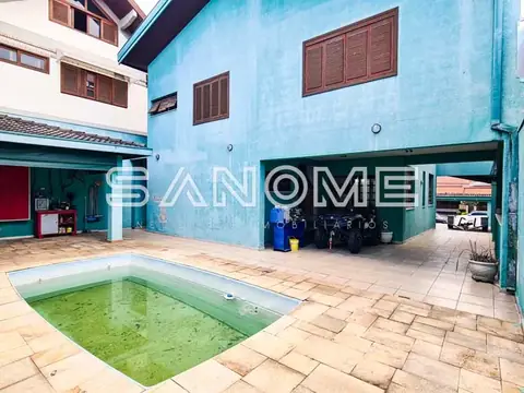 Área externa com piscina e garagem coberta