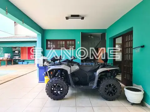 Garagem com quadriciclo e paredes verde-água
