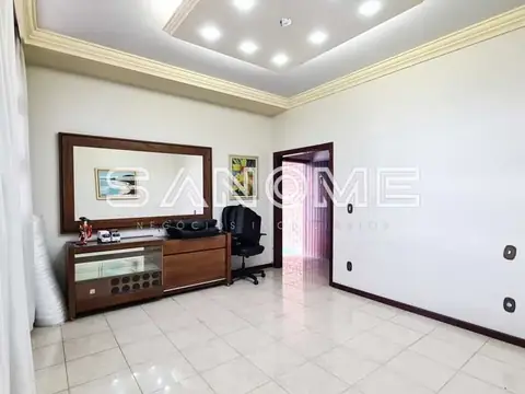 Sala com móvel de madeira e espelho na parede
