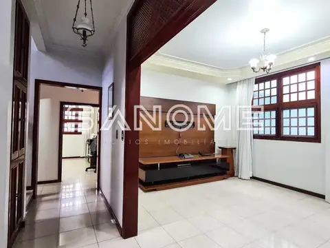Sala de estar com painel de madeira e banco