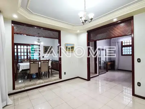 Sala de estar com portas de vidro e sala de jantar ao fundo