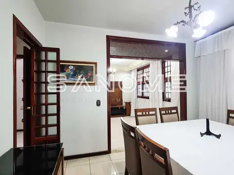 Sala de jantar com mesa e cadeiras de madeira