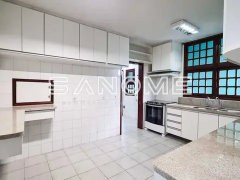 Cozinha planejada com bancada e fogão