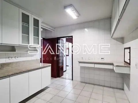 Cozinha planejada com bancada e porta de vidro
