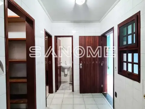 Corredor interno com portas de madeira e prateleiras