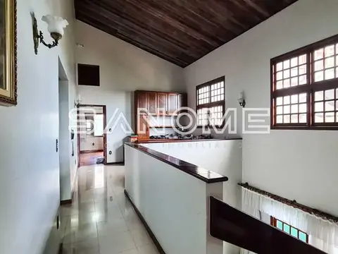 Cozinha com bancada e acesso para outras áreas