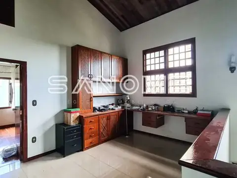 Cozinha com móveis em madeira e bancada vermelha