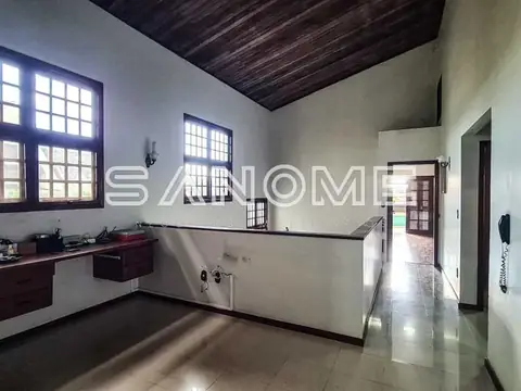 Cozinha ampla com piso brilhante e janelas altas