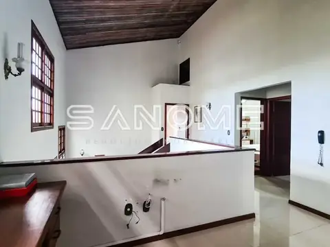 Sala com bancada e acesso para cozinha