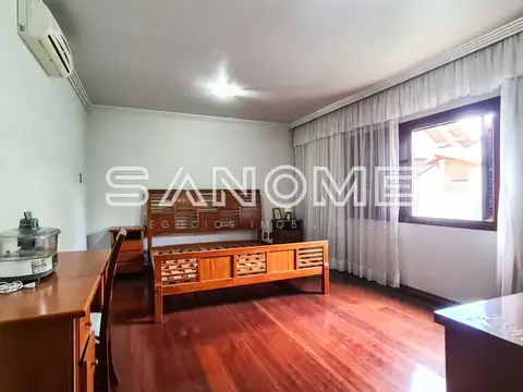 Sala de estar com móveis de madeira e TV na parede