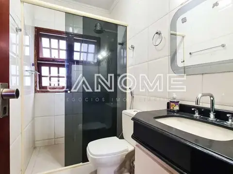 Banheiro com chuveiro e pia em granito preto