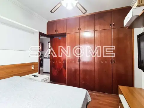 Quarto com guarda-roupa embutido em madeira