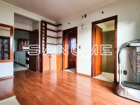 Sala com piso de madeira e múltiplas portas