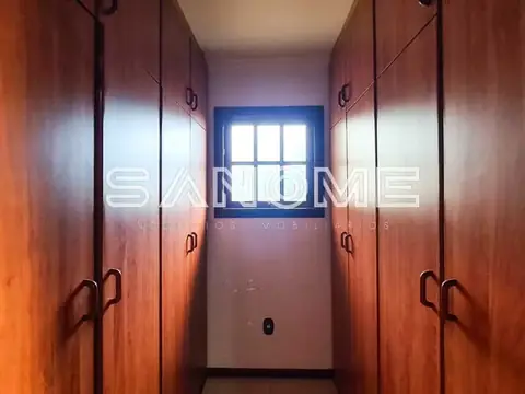 Corredor com armários embutidos e porta azul