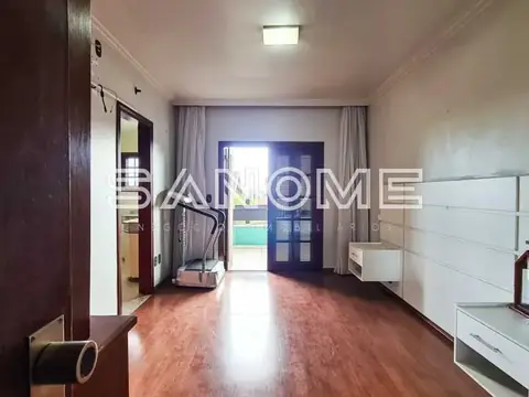 Sala com piso de madeira e acesso à área externa