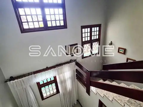 Escada interna com degraus de madeira e janelas