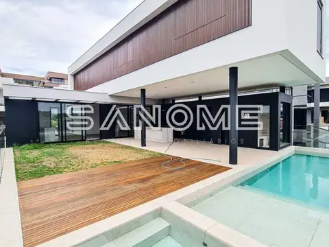 Área externa com piscina e deck de madeira