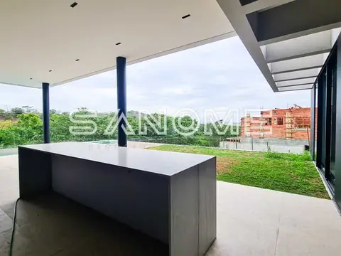 Área externa com bancada e cobertura