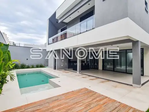 Casa moderna com piscina e área externa pavimentada