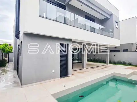 Casa moderna com piscina e área externa