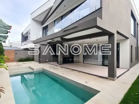 Fachada de casa moderna com piscina e área coberta