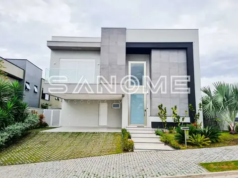 Fachada de casa moderna com garagem e paisagismo