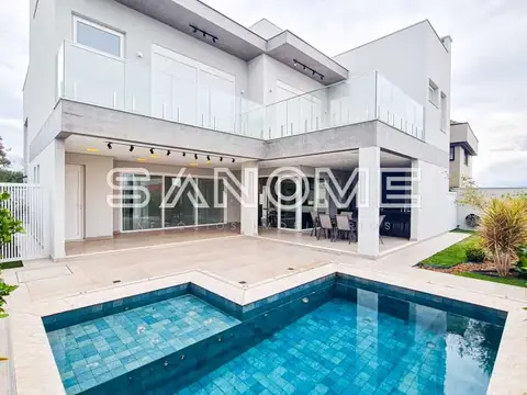 Casa moderna com piscina e área externa