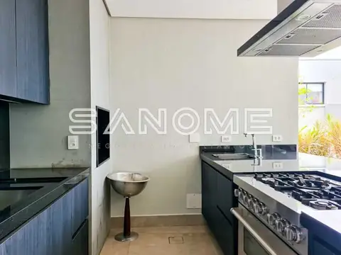 Cozinha planejada com fogão e pia