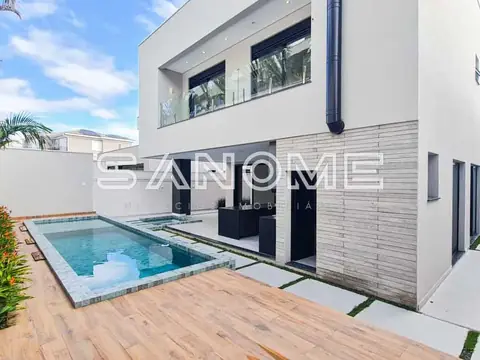 Área externa com piscina e deck de madeira