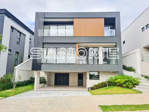 Casa moderna de três andares com fachada cinza e madeira